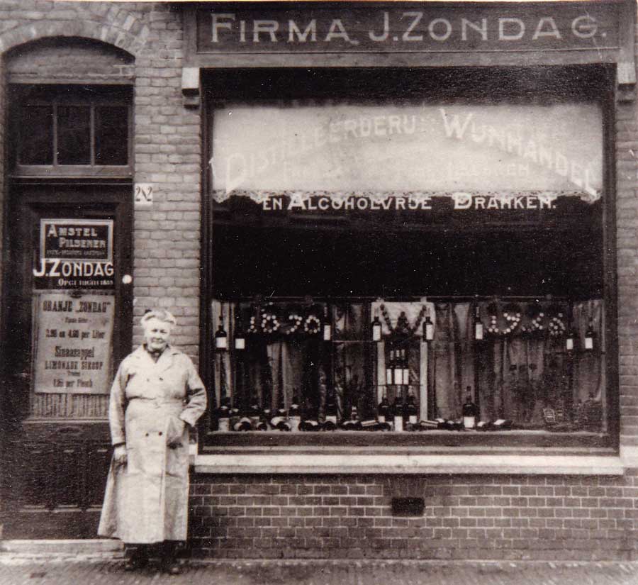 1928-adriana-margaretha-steens-voor-haar-winkel.jpg