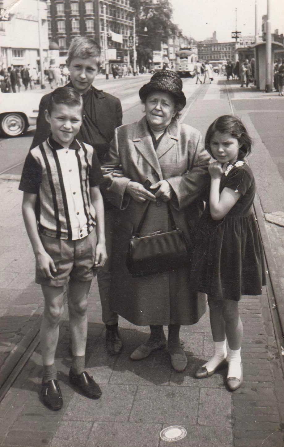 1963-thea-jung-sr-en-kleinkinderen.jpg